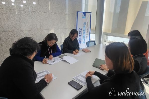 수원시가 의료급여관리사를 대상으로 안전대책교육을 하고 있다.