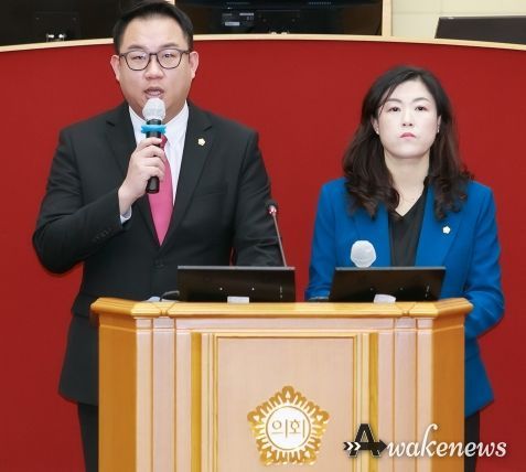제안설명하는 김건, 박찬희 의원