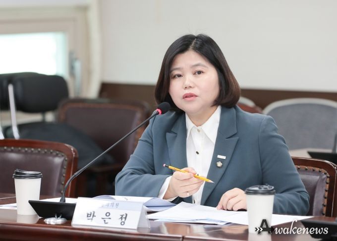 안산시 전기통신금융사기 피해 예방에 관한 조례안을 대표 발의한 박은정 의원의 모습.