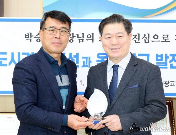 박승원 광명시장이 29일 (사)경기도옥외광고협회 광명시지부로부터 감사패를 받았다(사진 왼쪽부터 김영일 지부장 박승원 시장)