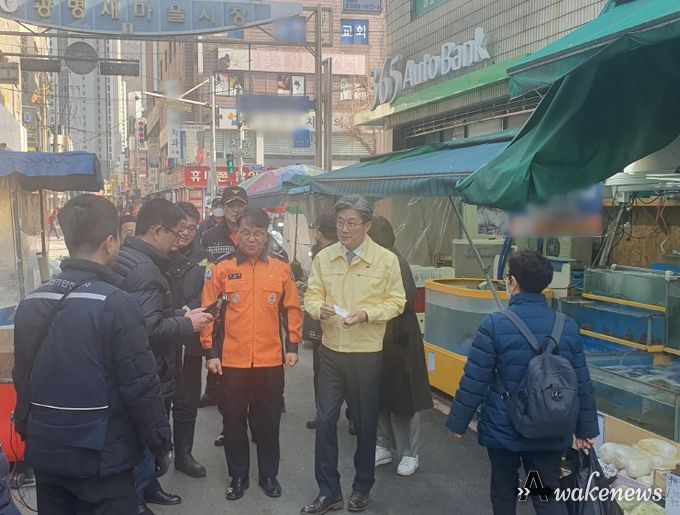 정순욱 광명시 부시장(민방위복 착용)이 광명새마을시장을 둘러보고 있다.