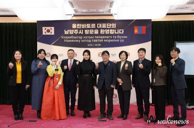 간담회 사진(가운데 용석만 문화교육국장, 오른쪽 울란바토르 시장고문)