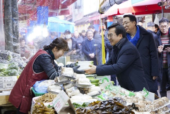 31일 오후 성남시에서 김동연 도지사가 윤영찬 국회의원, 시의원, 및 성남시 상인연합회장등과 함께 은행시장과 남한산성 시장을 둘러보며 상인들과 소통하고 있다.