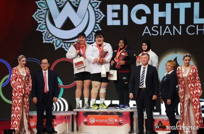 2024 아시아역도선수권대회 시상식에서 박혜정 선수(단상 가운데)