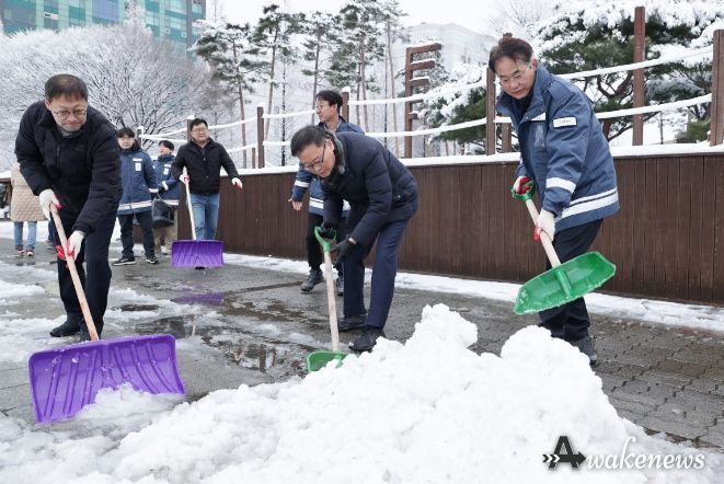 일산문화광장에서 제설작업하는 이동환 고양특례시장
