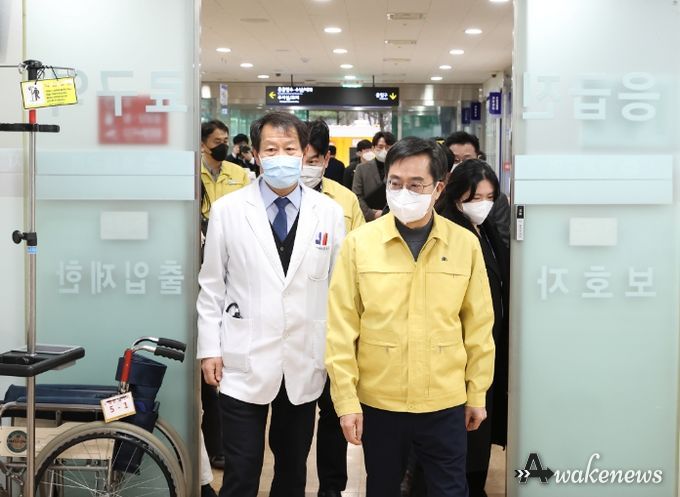 지난 2월 24일 오후 김동연 경기도지사는 의료계 집단행동과 관련해 경기도의료원 수원병원 현장을 보건건강국장 등 관계자와 함께 방문해 비상진료체계 가동 현황을 살펴보고 정일용 경기도의료원 원장 등 의료진에게 경기도민의 의료공백 최소화를 당부했다.