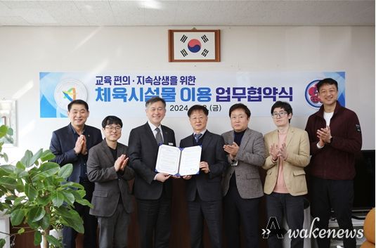 허숭 안산도시공사 사장(왼쪽 세 번째)과 정재필 석수중학교 교장(왼쪽 네 번째) 등 관계자들이 8일 석수중 교장실에서 기념촬영을 하고 있다.