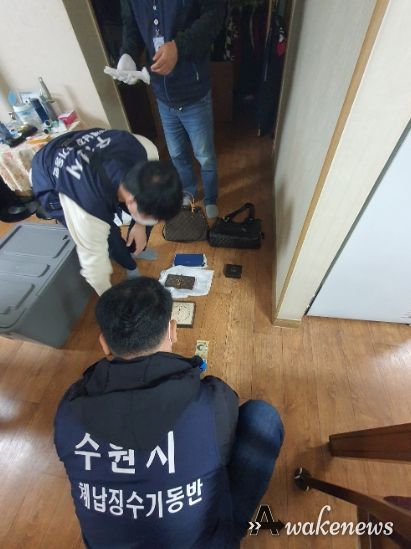 체납징수기동반 직원들이 체납자의 집을 수색하고 있다