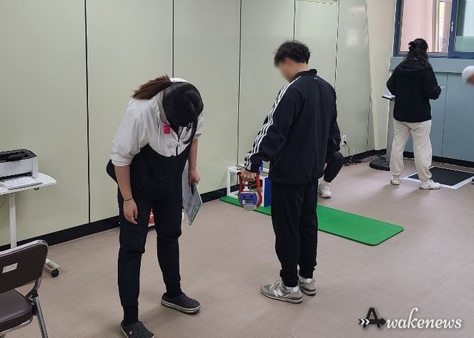 2024년 부천시 청원경찰 채용 응시자들이 무료 체력측정을 진행하고 있다.