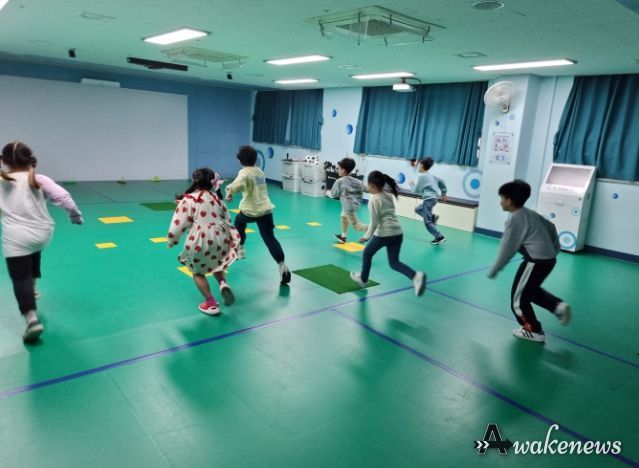 ‘건강한 돌봄 놀이터’ 대상 아동들이 학교에서 친구들과 함께 놀이형 신체활동(원반던지기, 술래잡기)를 하고 있는 모습