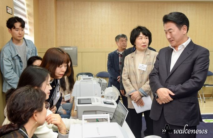 김동근 시장이 사전투표일을 하루 앞둔 4월 4일 송산2동 사전투표소를 방문해 현장점검을 진행하고 있다.