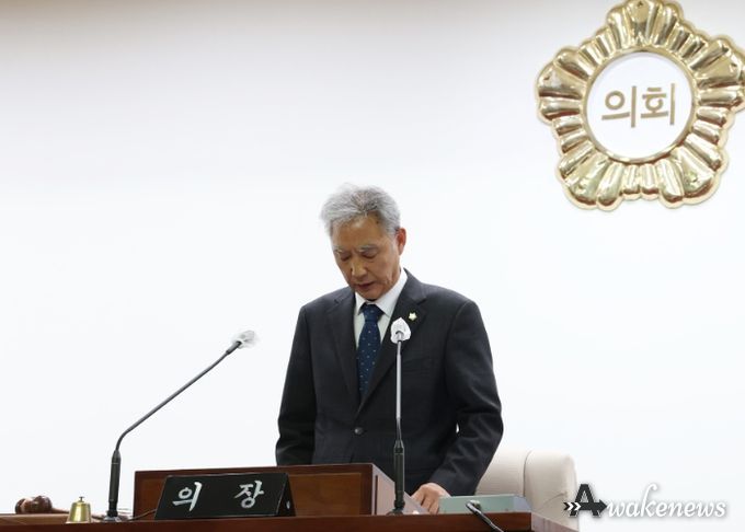 군포시의회 제273회 임시회, 제2차 본회의에서 이길호 의장이 ‘안전․보건 경영방침’을 선언하고 있다. 회기 중 공식 선언은 지방의회 중 최초다. (20240425)