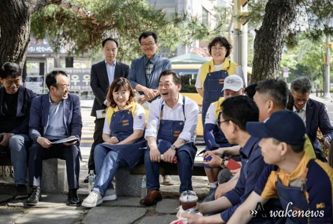 이재준 수원시장이 수원시민들과 함께 정원을 가꾼 뒤 이야기를 나누고 있다.