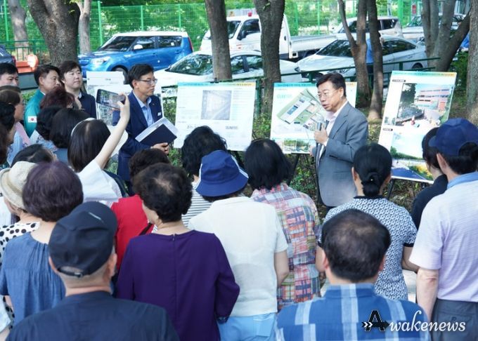신상진 성남시장이 12알 구미동 옛 하수종말처리장을 방문해 주민들 상대로 즉석 간담회를 열고 있다.