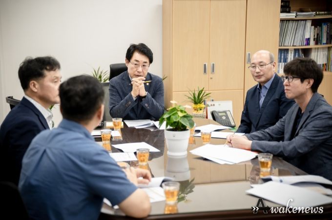 조성대 의장이(사진 가운데) 상하수도 관리센터의 현황을 보고받고 있다