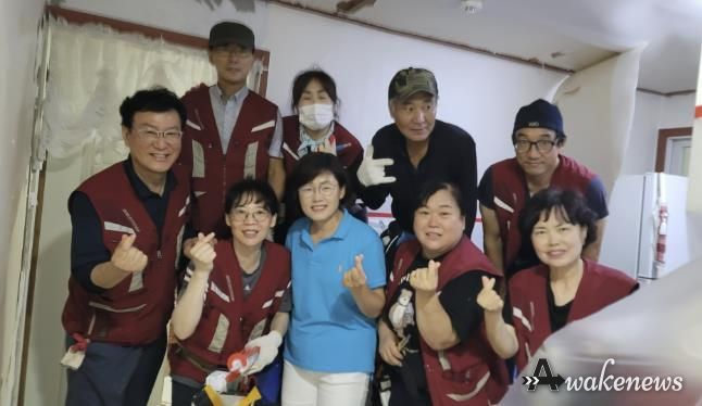 의왕시 미소나눔, 내손2동 취약계층 집수리 봉사... 장마철 쾌적한 여름나기 지원