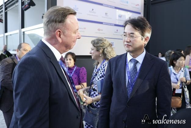 COP28 지역 기후행동 정상회의 개막식에서 지노 반 베긴 세계지방정부(ICLEI) 세계본부 사무총장과 대화하고 있는 이동환 고양시장
