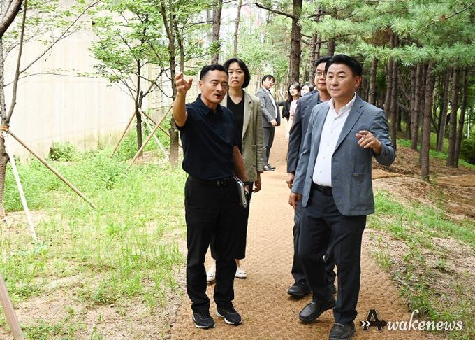 김동근 시장이 용현산업단지 인근 녹지에 조성된 산책길을 점검하고 있다.