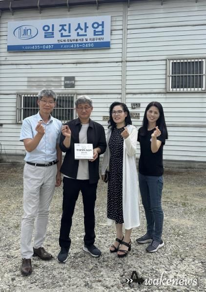 시흥시 연성동 지역사회보장협의체, 일진산업에 '행복 나눔 가게' 현판 전달