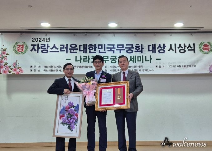 송성덕 수원시 공원녹지사업소장(가운데)이 수상 후 기념촬영을 하고 있다.