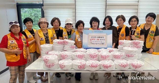 광명시 광명7동 행정복지센터는 지난 16일 광명스마일라이온스클럽 354B 지구의 후원으로 ‘건강한 여름나기를 위한 삼계탕 나눔 행사’를 열었다. 사진은 광명스마일라이온스클럽 354B 지구 회원들이 기념사진을 촬영하는 모습