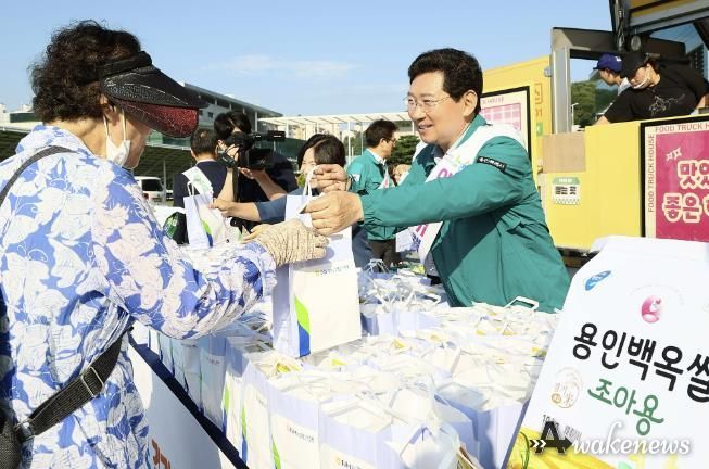 19일 용인특례시청 하늘광장에서 열린 용인백옥쌀 아침밥 먹기 캠페인에 참석한 이상일 시장