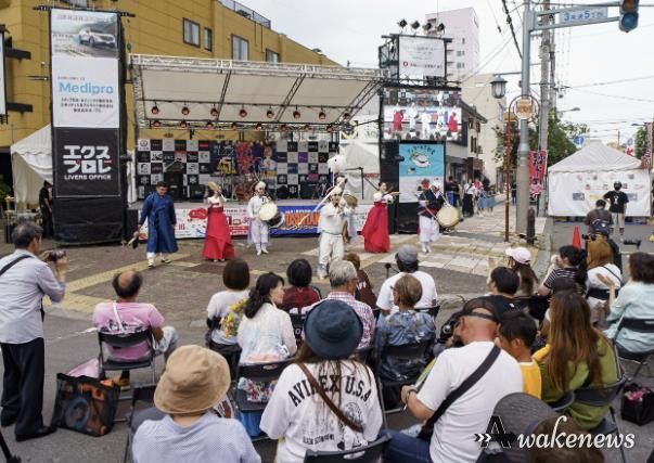 지난 1~3일 아사히카와 교류협력 35주년을 기념해 수원시가 파견한 대표단 중 공연단이 풍물공연을 선보이고 있다.