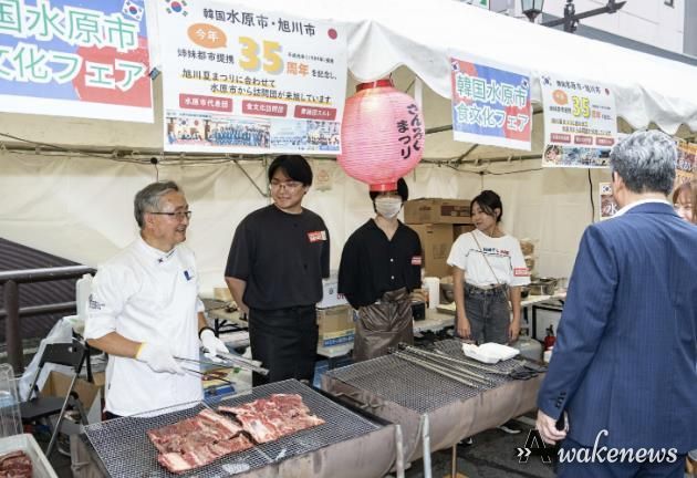 지난 1~3일 아사히카와 교류협력 35주년을 기념해 수원시가 파견한 대표단 중 조리사들이 수원의 음식을 알리고 있다.