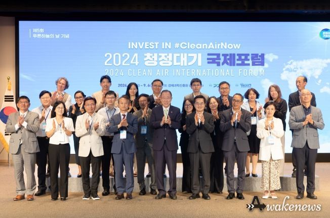 5일 오전 경기경제과학진흥원에서 김동연 경기도지사, 반기문 반기문재단 이사장, 강금실 경기도 기후대사, 국제기구 관계자, 국내외 전문가 등이 기념촬영을 하고 있다.