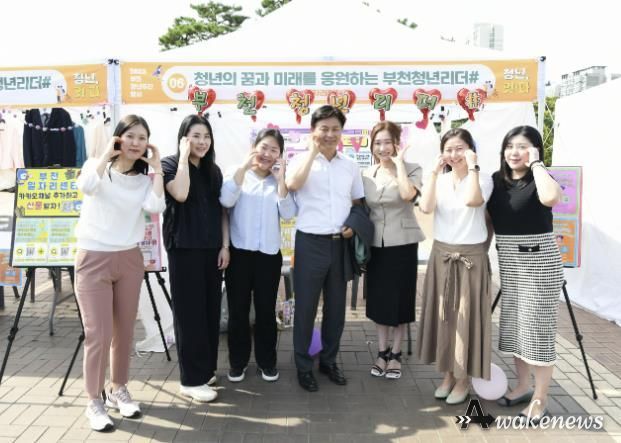 조용익 부천시장이 지난해 9월, 청년 주간행사에 설치된 ‘청년리더샵’ 부스를 방문했다. ‘청년리더샵’은 맞춤형 취업 지원 사업으로 청년 자립에 도움을 주고 있다.