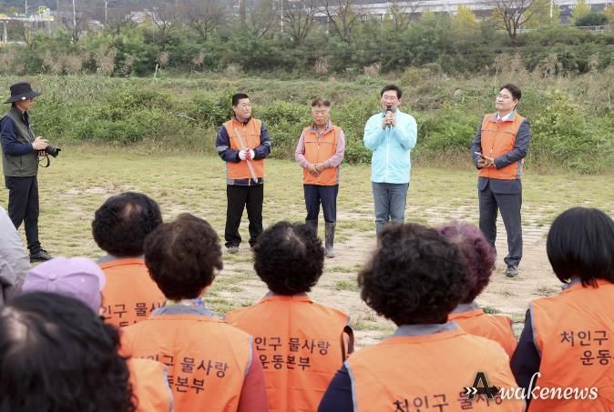 이상일 용인특례시장은 13일 '물사랑운동본부' 관계자들과 함께 포곡읍 전대리 인근 경안천에서 환경정화 활동을 하고 봉사자들을 격려했다
