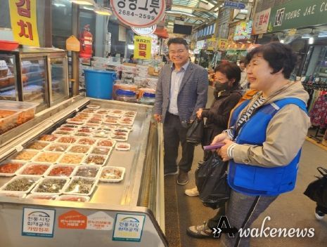 광명시 광명5동 지역사회보장협의체는 지난 24일 위기 가구를 대상으로 반찬 쿠폰을 지원하는 ‘나와, 위드 미(with me)’ 사업을 진행했다.