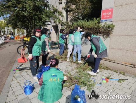 광명시 광명6동 새마을지도자협의회와 부녀회는 지난 24일 동 행정복지센터 주변 환경을 정비했다.