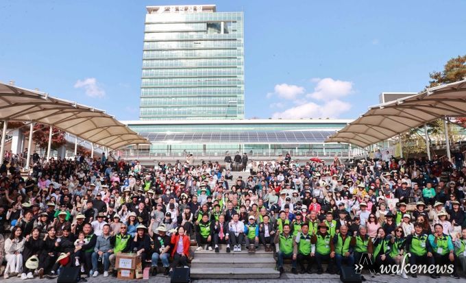 이상일 용인특례시장이 3일 '용인애향회 가족과 함께하는 행복한 걷기대회' 참가자들과 기념촬영 하고 있다.