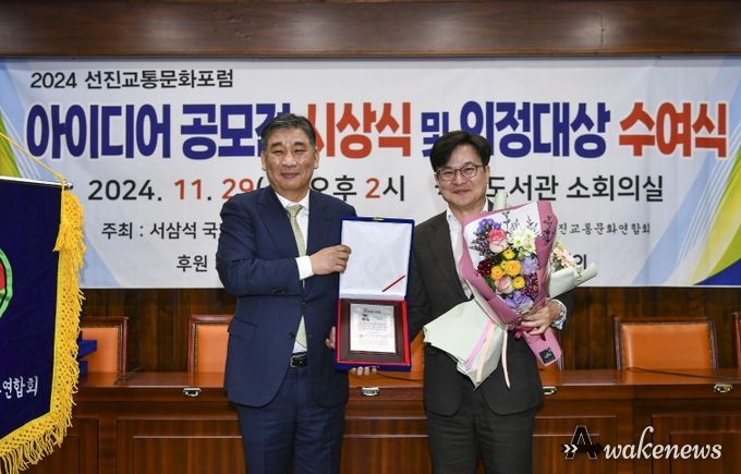 김병수 김포시장이 골드라인 혼잡률 개선과 5호선 김포연장을 이끌어낸 성과 등을 인정받아‘2024년 협·단체장 100인이 선정한 선진교통문화 시정대상’을 수상했다.