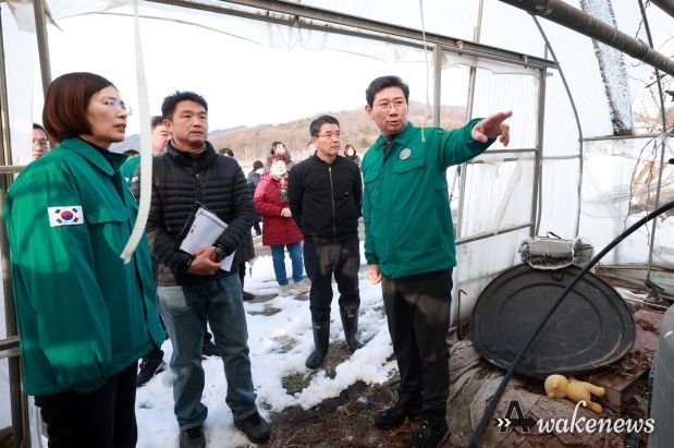이상일 용인특례시장이 3일 폭설피해 농가를 방문해 피해 상황을 살피고 농장주를 위로하고 있다.