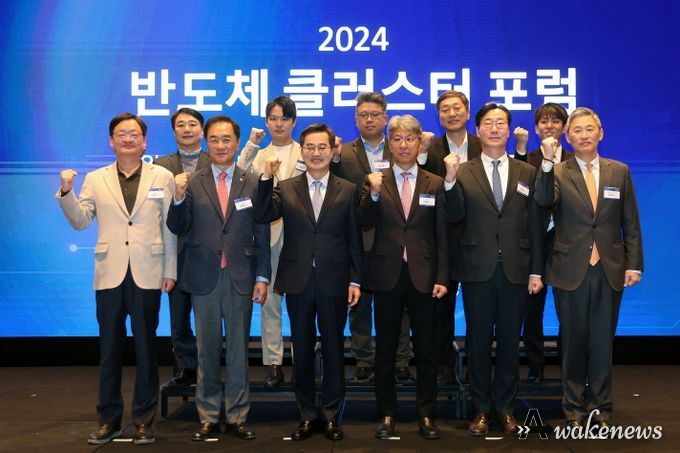 10일 오전 더블트리 바이 힐튼 서울판교에서 열린 중앙일보S 반도체 클러스터 포럼에서 김동연 경기도지사, 신용호 중앙일보S 대표이사, 정명근 화성시장, 정장선 평택시장 및 주요 내빈등이 기념촬영을 하고 있다.