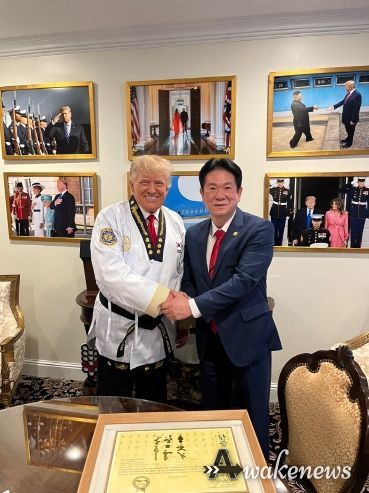 오는 1월 20일(현지 시간) 워싱턴 D.C.에서 열리는 도널드 트럼프 대통령 취임식에 이동섭 국기원장이 참석한다. 사진은 지난 2021년 11월 이동섭 국기원장이 트럼프 대통령에게 명예 9단증을 수여하고 태권도복을 증정한 뒤 기념촬영 모습.