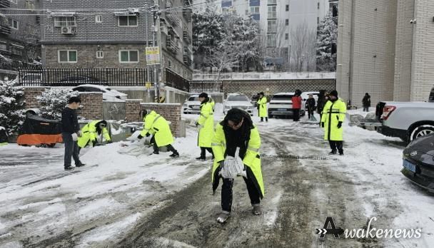 제설작업 중인 고양시 직원들