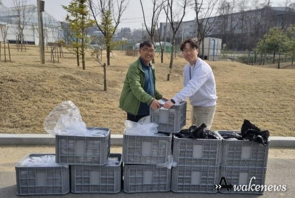 화성시농업기술센터 관계자가 관내 딸기농가에 딸기 우량묘를 전달하고 있다
