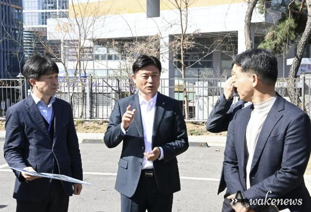 조용익 부천시장(가운데)이 부천아트벙커B39 일대에서 공간 개방성 및 접근성 개선 방안에 대해 관계 부서와 논의하고 있다