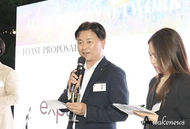 조용익 부천시장(가운데)이 지난 15일 주한유럽상공회의소가 주최한 올 유러피언 네트워크 나이트(All European Network Night)에서 건배 제의를 하고 있다.