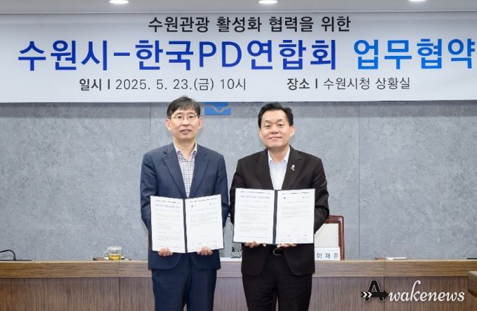 이재준 수원시장(오른쪽)과 김재영 한국PD연합회장이 협약 후 기념촬영을 하고 있다.