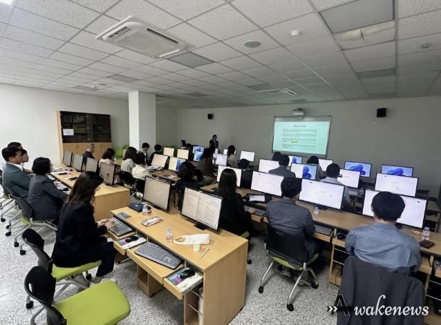 안산시 간부공무원들이 단원구청 전산교육장에서 챗GPT 실전 활용 교육을 받고 있다. 