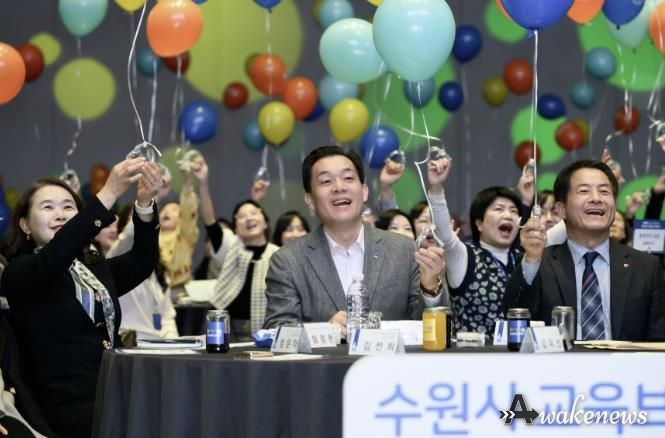 지난 3월 청개구리 스펙 학부모 지원단 위촉식에서 이재준 수원시장과 학부모들이 청소년의 성장을 응원하는 풍선을 들고 있다.