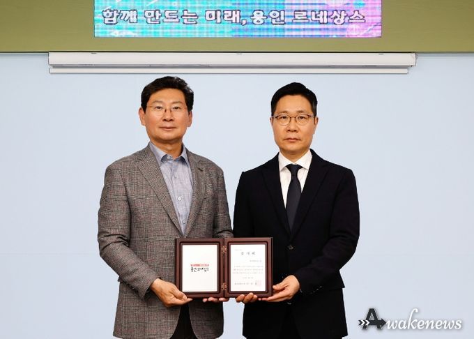 이상일 용인특례시장(왼쪽)은 28일 지역 탄소중립에 공헌한 현대백화점그룹에 감사패를 수여하고 그룹을 대표해 참석한 안병혁 상무(오른쪽)와 기념촬영 했다