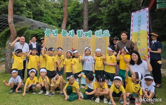 화성특례시가 9일 동탄복합문화센터 야외공연장 체험 논에서 관내 어린이집 어린이 150여 명과 함께 모내기 행사를 개최했다