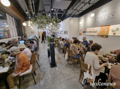 ‘방방곡곡 행복 밥상’행사에 참여한 어르신들이 맛있게 식사하고 있다.