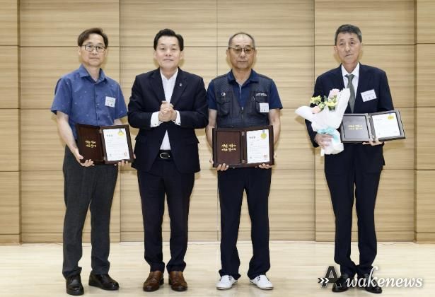 이재준 시장(왼쪽 2번째)이 수상자들과 기념촬영을 하고 있다.