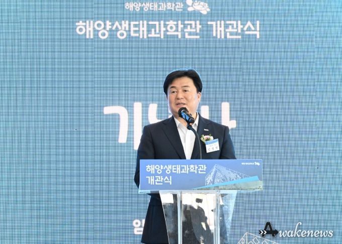 임병택 시장이 해양생태과학관 개관식에서 축사를 통해 시흥시가 명실상부한 해양생태도시로 더욱 성장해 나갈 것을 다짐하고 있다.